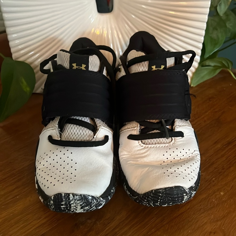 Under Armor boys tennis shoes